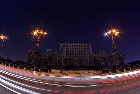 Palatul Parlamentului a stins lumina în mod simbolic, pentru susţinerea cauzei Earth Hour
© Stefan Angelescu Parliament building in Bucharest shrouded in darkness during Earth Hour 2010. rel=